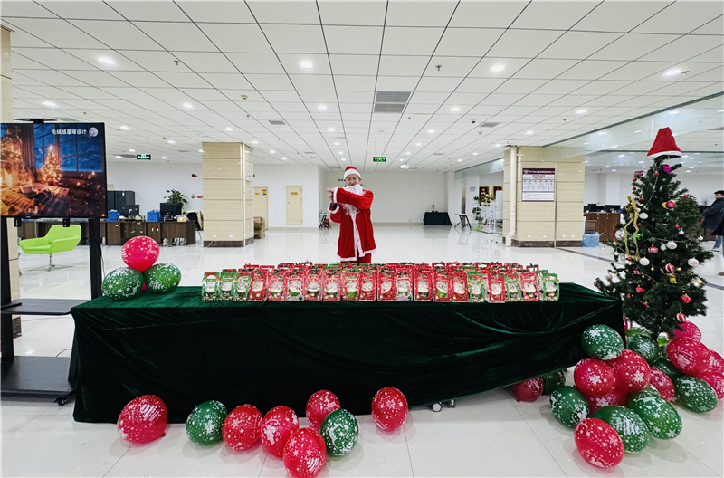 圣誕有禮 溫暖有你|華礦集團為全體員工發放圣誕節禮物